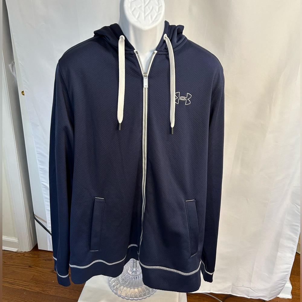 UNDER ARMOUR GENTLY USED MEN’S LIGHT WEIGHT JACKET IN NAVY BLUE IN XLARGE